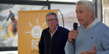 Red Deporte Solidario: Eduardo Martín junto a Federico Chiapetta, subsecretario de Deportes de Mendoza en el lanzamiento de la asociación.