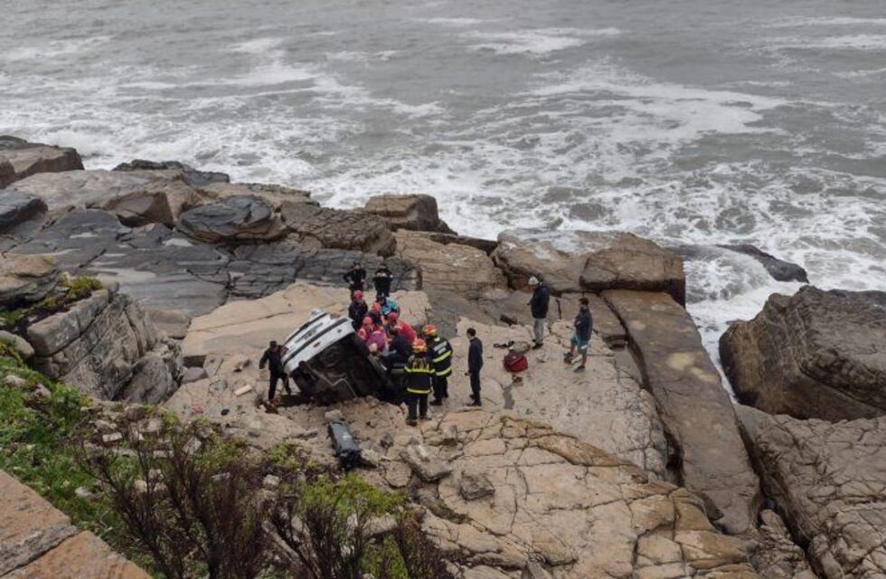Un auto despistó y cayó al vacío en la costa: una mujer resultó herida