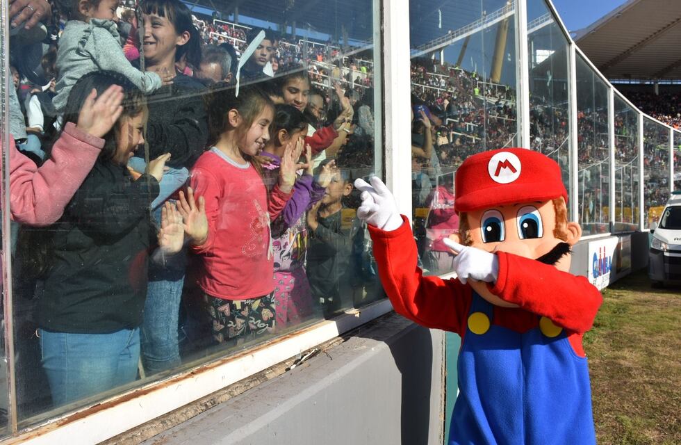 Una multitud en el festejo en Córdoba por el Día de las Infancias en el Kempes