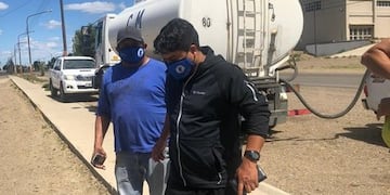 Gremio petrolero colabora con reparto de agua en los barrios