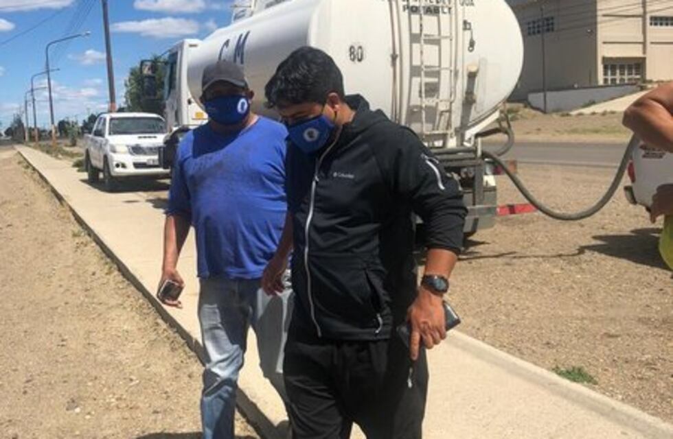 Gremio de Petroleros continúa repartiendo agua por los barrios de Caleta Olivia