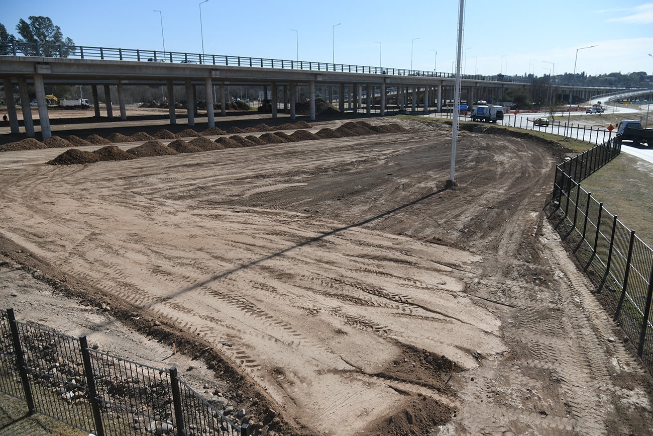 Avanza la construcción del nuevo estacionamiento del estadio Kempes. (Ramiro Pereyra / La Voz)
