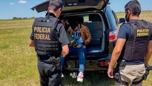 El automóvil del narco que vendía hamburguesas bañadas en oro en Posadas fue hallado calcinado.