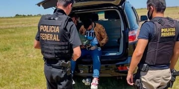 El automóvil del narco que vendía hamburguesas bañadas en oro en Posadas fue hallado calcinado.