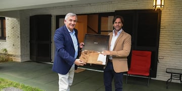En su vista a Uruguay, el gobernador Gerardo Morales se reunió con el presidente Luis Lacalle Pou, oportunidad en la que le obsequió un tradicional poncho jujeño.