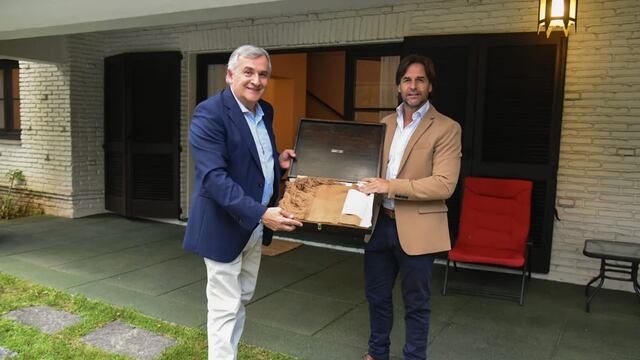 En su vista a Uruguay, el gobernador Gerardo Morales se reunió con el presidente Luis Lacalle Pou, oportunidad en la que le obsequió un tradicional poncho jujeño.