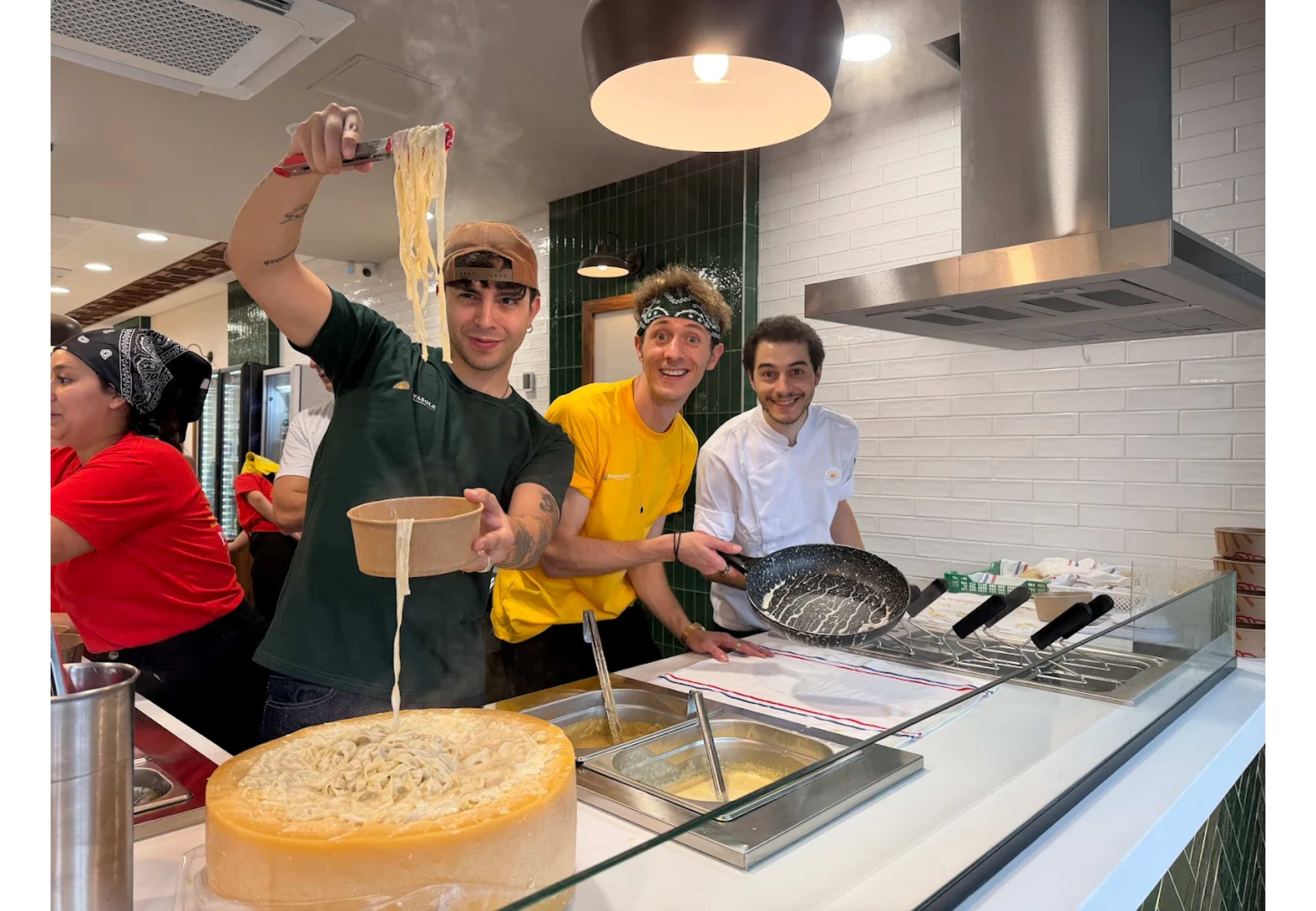 El cantante estuvo sirviendo a los clientes.