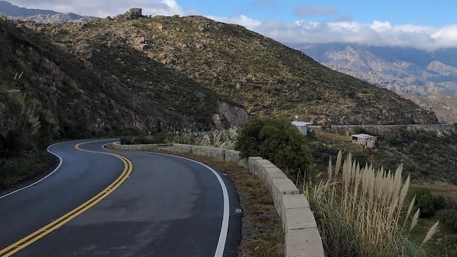 Perdió el control de su auto en el Camino de las Altas Cumbres de Córdoba y cayó 100 metros.