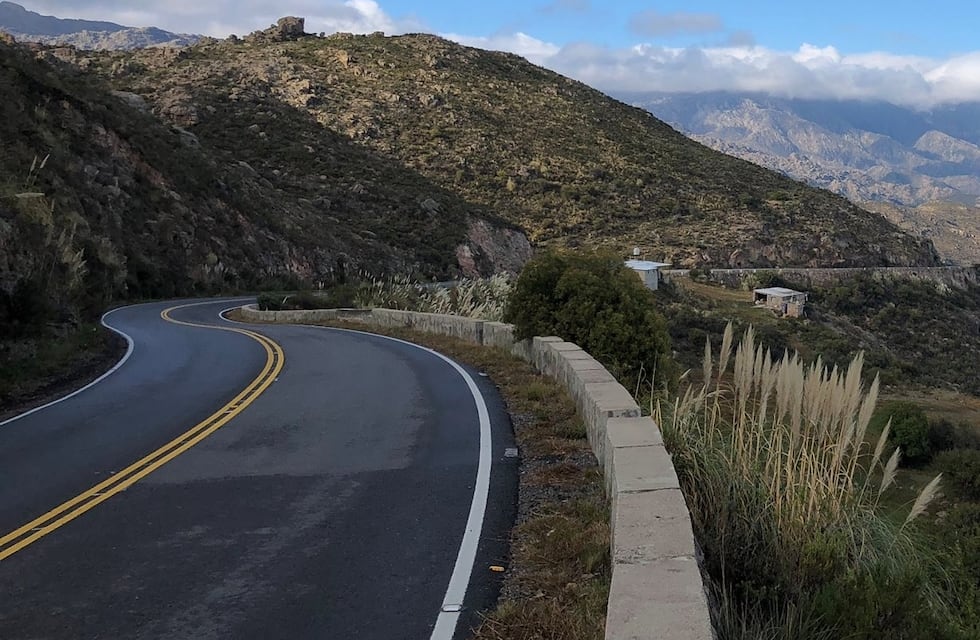 Polémica en Córdoba por una camioneta de un intendente que se adelantó en doble línea amarilla