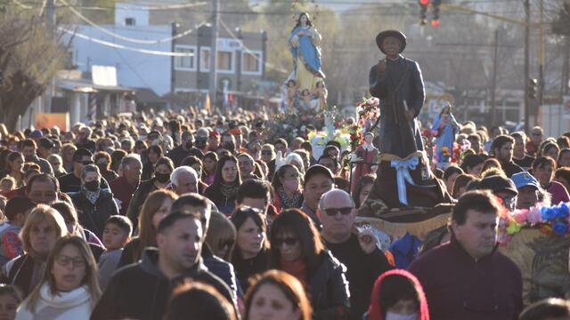 Miles de fieles aprovecharon el fin de semana largo para venerar al "cura gaucho". (La Voz)