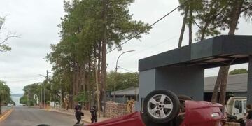 Posadas: Despiste y vuelco sobre la avenida San Martín dejó un herido.