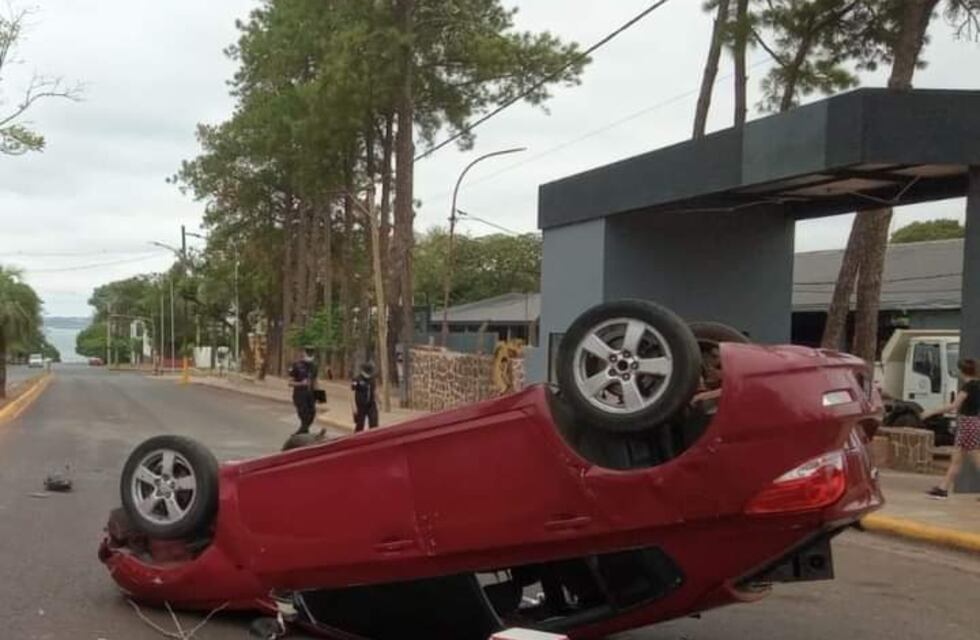 Posadas: Despiste y vuelco sobre la avenida San Martín dejó un herido