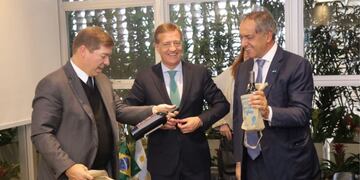 Rodolfo Suarez y Daniel Scioli en plena reunión junto a Josue Gomes da Silva, presidente de la Federación industrial más grande de Sudamérica, Fiesp.