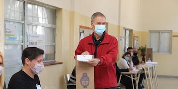 Este domingo, Schiaretti votó con la misma campera roja de siempre. (Foto de archivo / @JSchiaretti)
