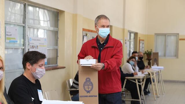 Este domingo, Schiaretti votó con la misma campera roja de siempre. (Foto de archivo / @JSchiaretti)