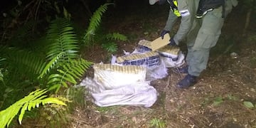 Los gendarmes encontraron las tres bolsas de arpillera con el estupefaciente escondidas en la vegetación.