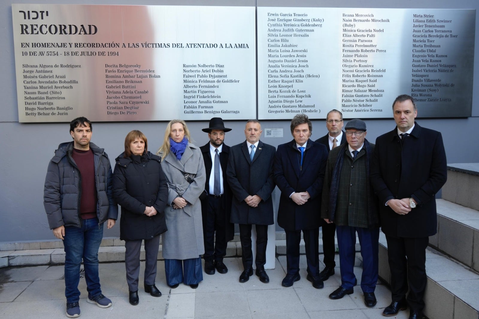 El presidente Javier Milei en el 31° aniversario del atentado de la AMIA junto al presidente de la institución, Osvaldo Armoza, y miembros del Gabinete