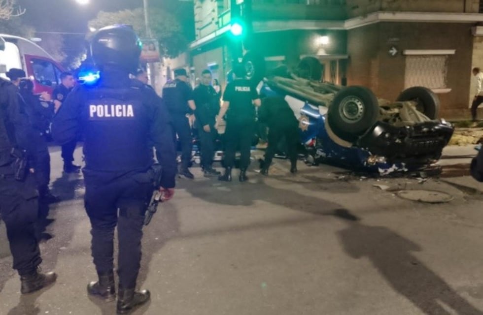 Video: impactante choque entre un patrullero y un auto en la zona oeste de Rosario