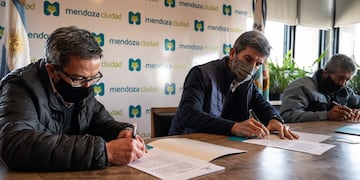 Ulpiano Suarez suscribió un convenio en el que suma al programa Ojos en Alerta a los taxistas. Gentileza MCM