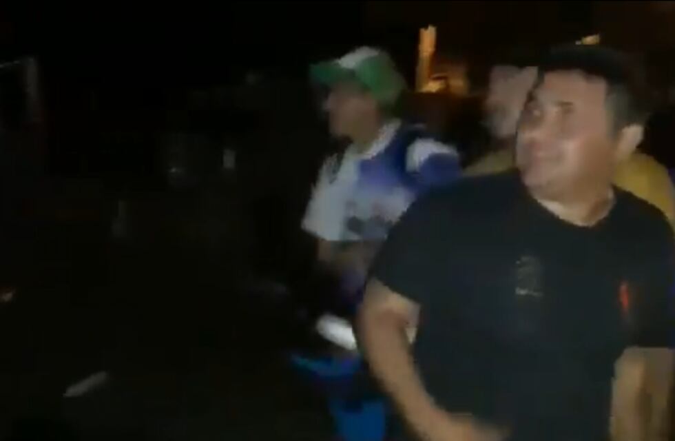 Un candidato a intendente salteño organizó una fiesta clandestina y arrojó cervezas al público