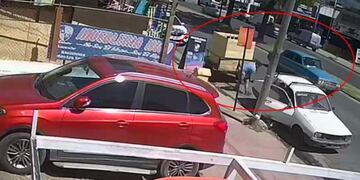 Las cámaras de la zona registraron el momento del robo. (Captura de video / El Doce)