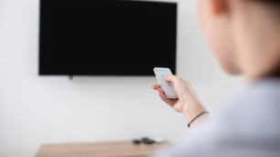 El error que muchos cometen con la televisión y arruina la energía del dormitorio, según el Feng Shui.