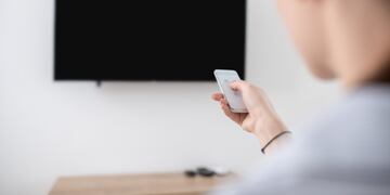 El error que muchos cometen con la televisión y arruina la energía del dormitorio, según el Feng Shui.