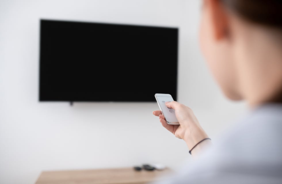 El error que muchos cometen con la televisión y arruina la energía del dormitorio, según el Feng Shui