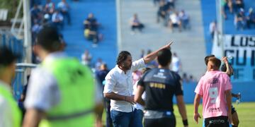 Carlos Bossio puso a Racing en la recta final por el ascenso.