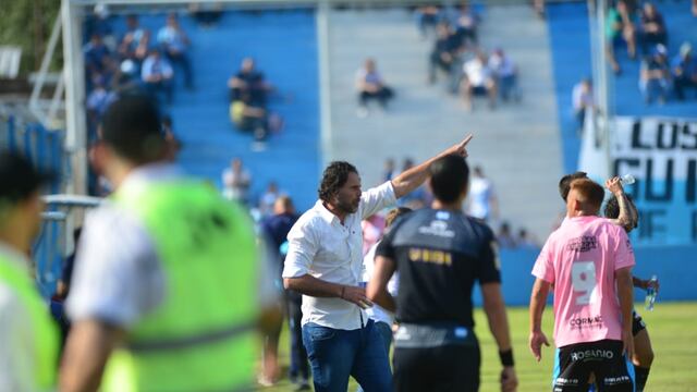 Carlos Bossio puso a Racing en la recta final por el ascenso.