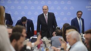 El ministro del Interior, Guillermo Francos, negocia con la oposición la "ley ómnibus" (Foto: Clarín)