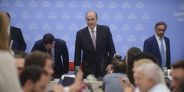 El ministro del Interior, Guillermo Francos, negocia con la oposición la "ley ómnibus" (Foto: Clarín)