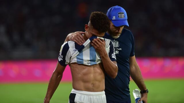 Así se retiraba el delantero Diego Valoyes, que no pudo terminar el primer tiempo de Talleres vs. Unión (Facundo Luque / La Voz).