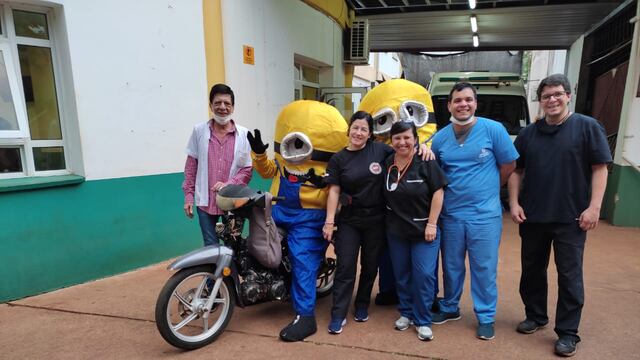 En moto y vestido de Minions regala golosinas a los niños de Eldorado.