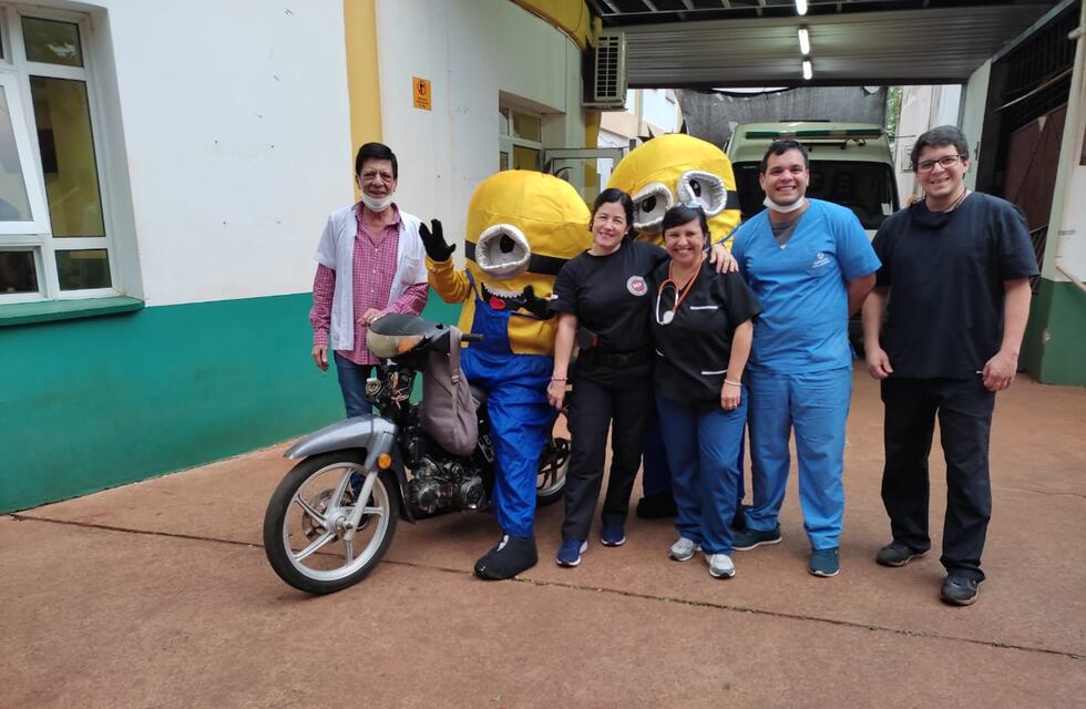 En moto y vestido de Minions regala golosinas a los niños de Eldorado