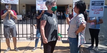 La dirigente Mary Garrido fue increpada por mujeres que se oponen a la interrupción voluntaria del embarazo. Tiempo de San Juan.