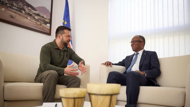 Zelesnky, antes de llegar a Argentina, pasó por Cabo Verde. (AP)