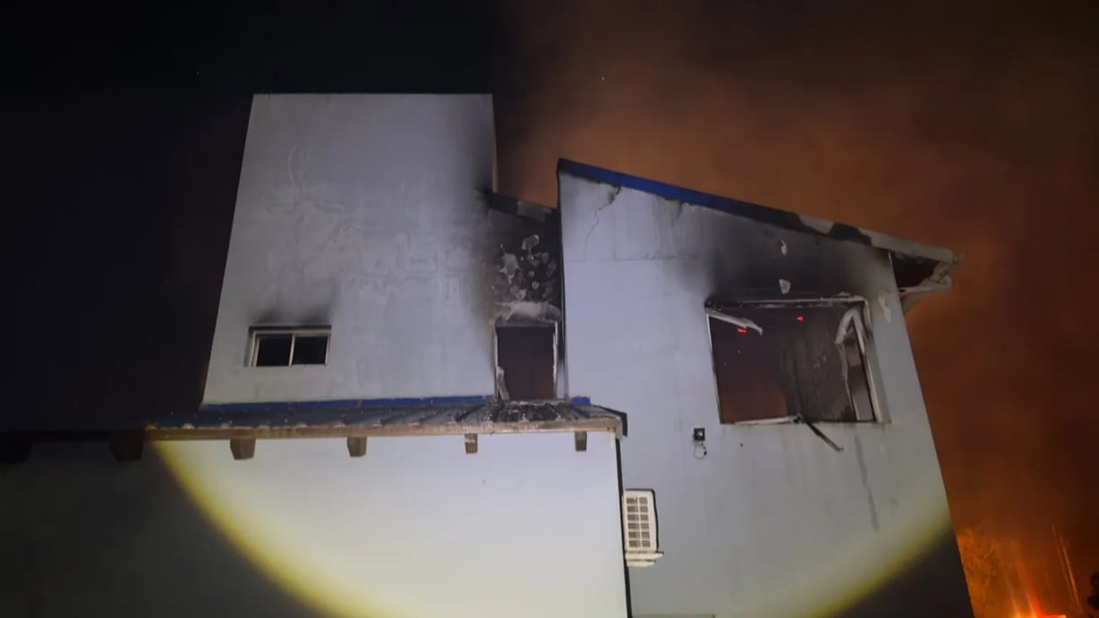 Oberá: intenso operativo de bomberos para controlar el incendio de una vivienda.
