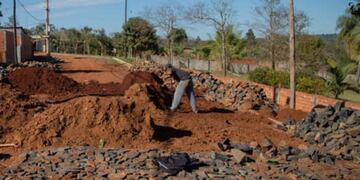 Obras de empedrado se llevan adelante en Puerto Iguazú.