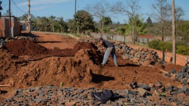 Obras de empedrado se llevan adelante en Puerto Iguazú.