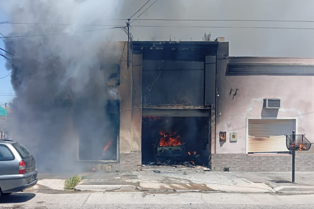 Punta Alta: solicitan ayuda tras el gran incendio de un taller mecánico que afectó una vivienda