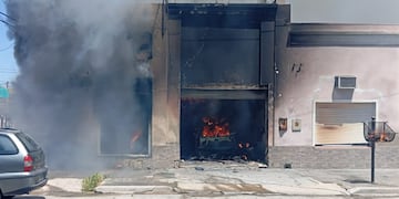 Punta Alta: solicitan ayuda tras el gran incendio de un taller mecánico que afectó una vivienda