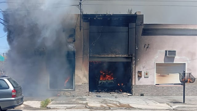 Punta Alta: solicitan ayuda tras el gran incendio de un taller mecánico que afectó una vivienda