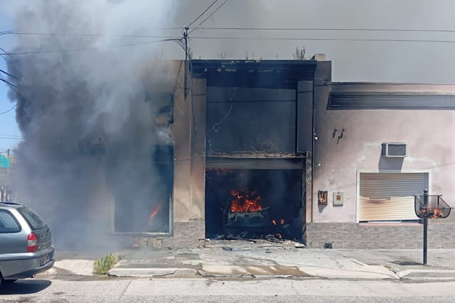 Punta Alta: solicitan ayuda tras el gran incendio de un taller mecánico que afectó una vivienda