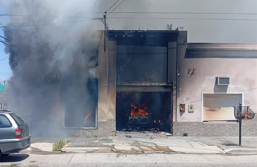 Punta Alta: solicitan ayuda tras el gran incendio de un taller mecánico que afectó una vivienda
