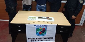 El hombre además intentó agredir con un arma blanca a policías durante el arresto.