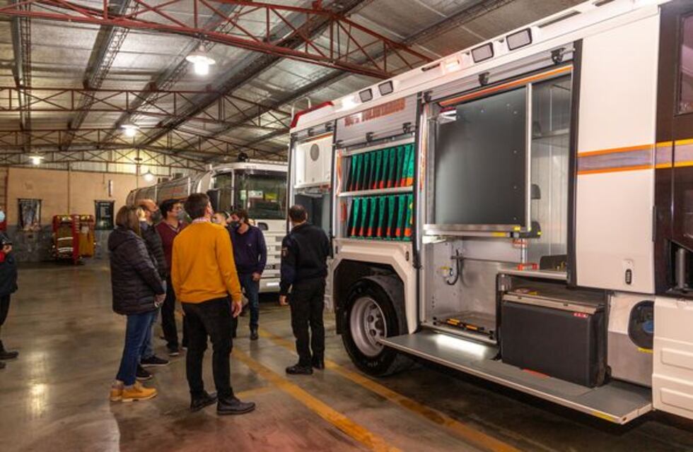 Bomberos de Pérez: la nueva autobomba importada de Austria ahora está en Buenos Aires