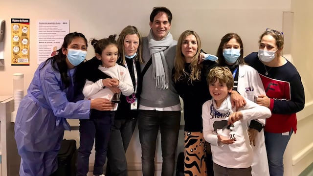 Felicidad completa de la familia Santo Tomás: Catalina, su hija, luego de luchar contra el cáncer durante 5 años, fue dada de alta.