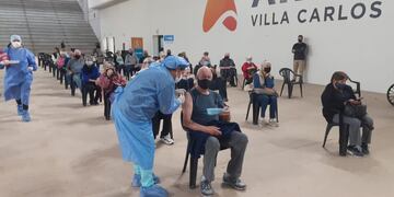 Campaña de vacunación contra el Covid-19 en el Estadio Arena de Villa Carlos Paz. (Municipalidad VCP).