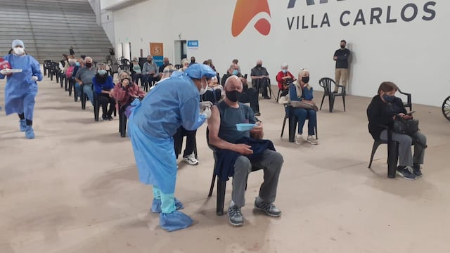 Campaña de vacunación contra el Covid-19 en el Estadio Arena de Villa Carlos Paz. (Municipalidad VCP).